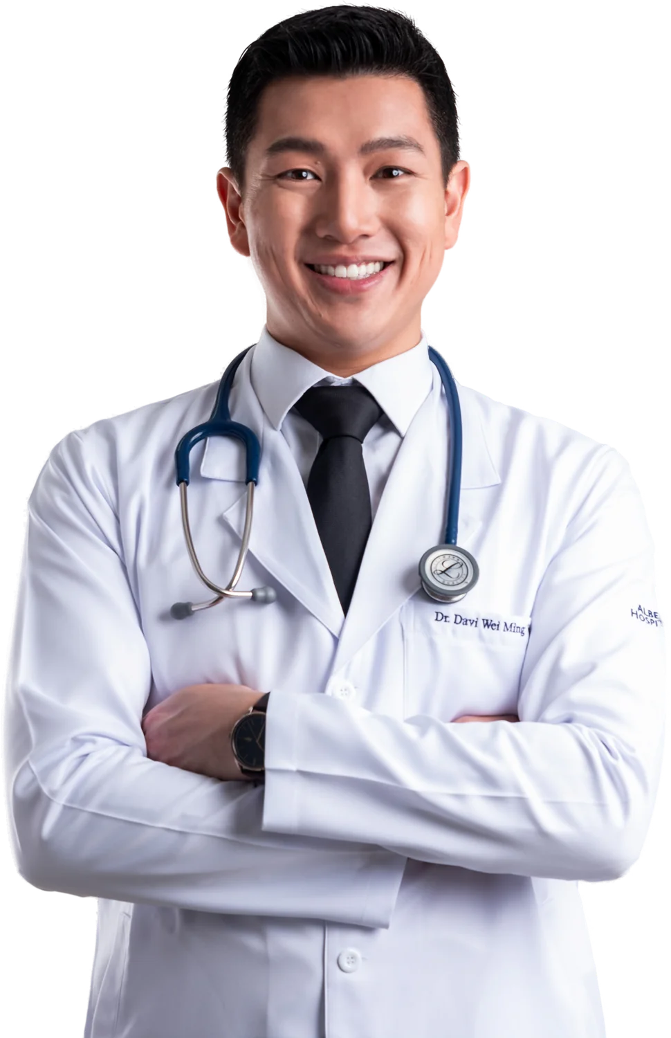 Dr. Davi Wang de jaleco branco, com os braços cruzados