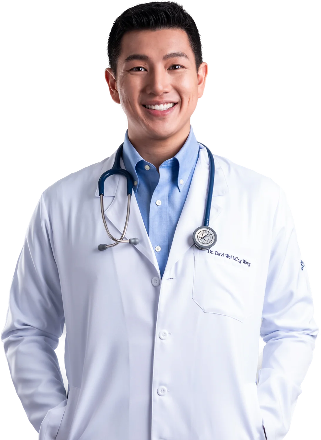 Dr. Davi Wang de jaleco com estetoscópio