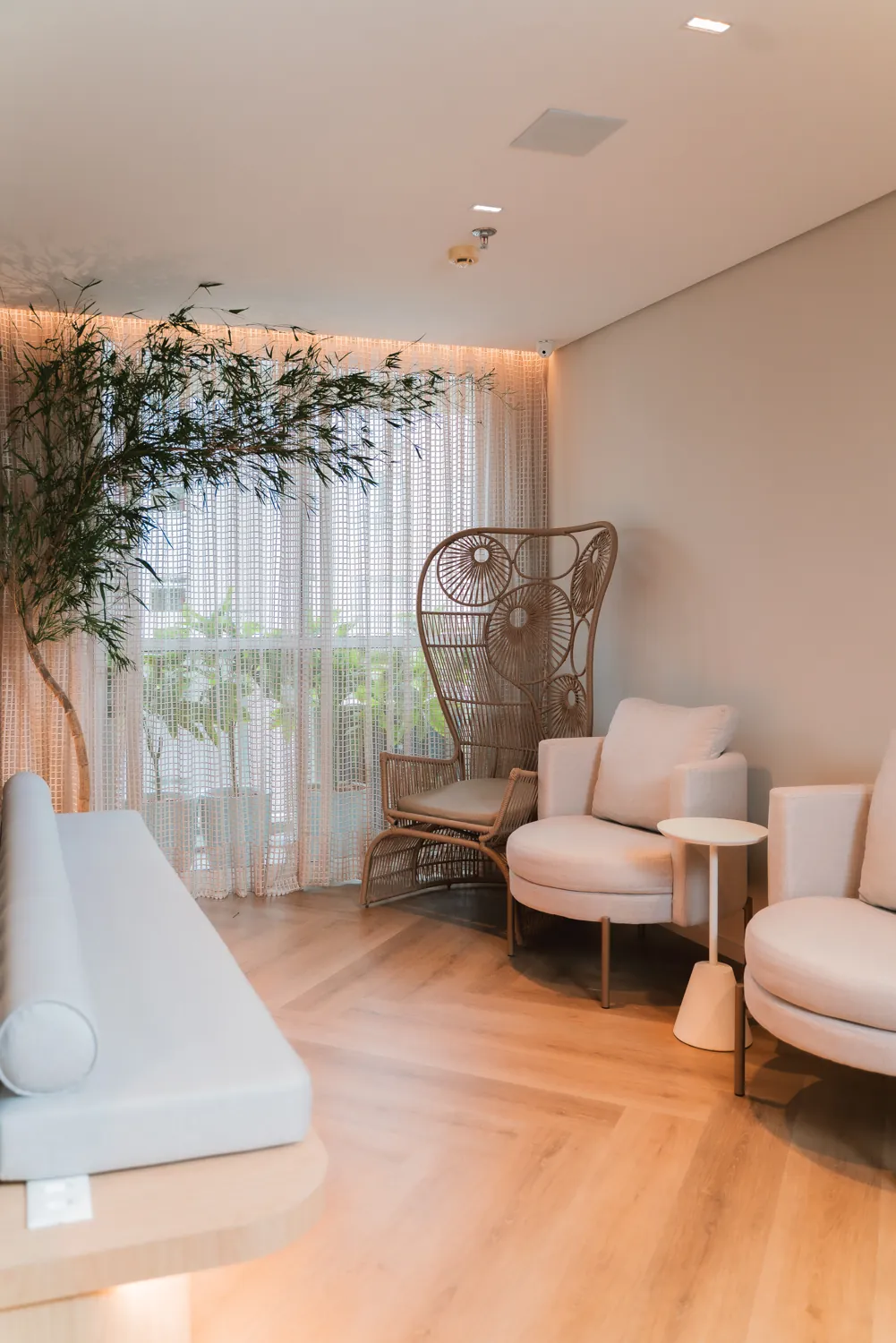 Sala de espera da Attual Clínica, com madeira clara e luz natural